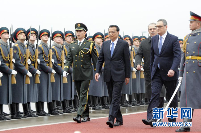 10月12日,，中國(guó)國(guó)務(wù)院總理李克強(qiáng)乘專機(jī)抵達(dá)莫斯科，開(kāi)始對(duì)俄羅斯進(jìn)行正式訪問(wèn)并舉行中俄總理第十九次定期會(huì)晤,。俄方在機(jī)場(chǎng)舉行隆重儀式,，歡迎李克強(qiáng)總理。新華社記者 張鐸 攝