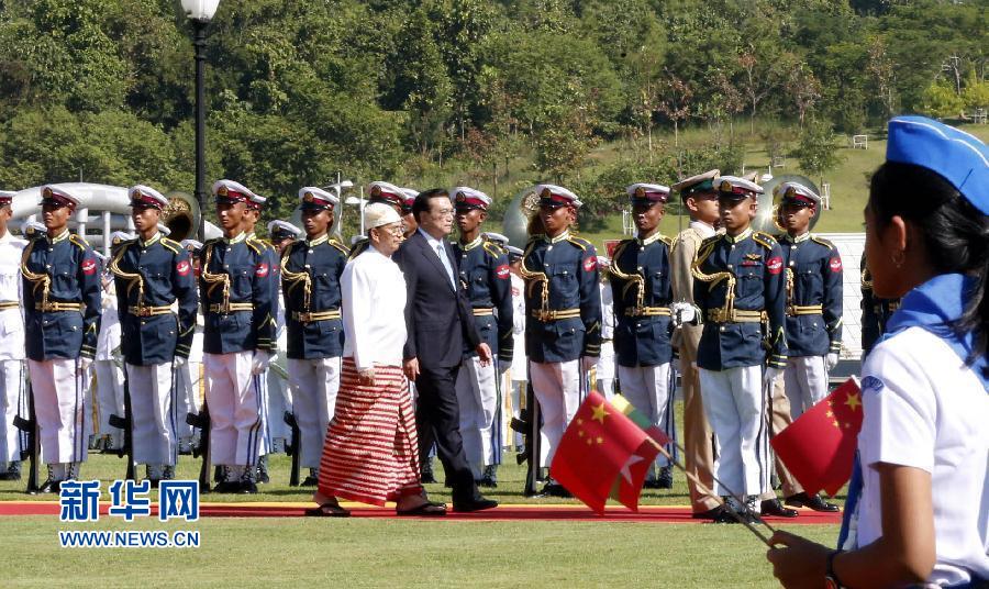 11月14日,，中國(guó)國(guó)務(wù)院總理李克強(qiáng)在內(nèi)比都同緬甸總統(tǒng)吳登盛舉行會(huì)談。這是會(huì)談前,，吳登盛在緬甸總統(tǒng)府前廣場(chǎng)為李克強(qiáng)舉行隆重的歡迎儀式,。新華社記者 鞠鵬 攝