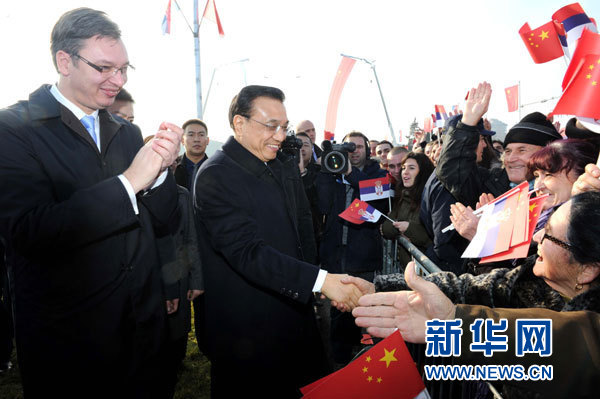 12月18日,，中國(guó)國(guó)務(wù)院總理李克強(qiáng)在貝爾格萊德同塞爾維亞總理武契奇共同出席貝爾格萊德跨多瑙河大橋竣工儀式。這是李克強(qiáng)在儀式現(xiàn)場(chǎng)同塞爾維亞群眾親切握手,。新華社記者 饒愛(ài)民 攝