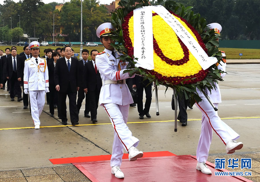 12月25日至27日,，中共中央政治局常委、全國政協(xié)主席俞正聲對越南進(jìn)行正式訪問,。 這是12月27日,，俞正聲在河內(nèi)瞻仰胡志明主席陵。新華社記者劉建生攝