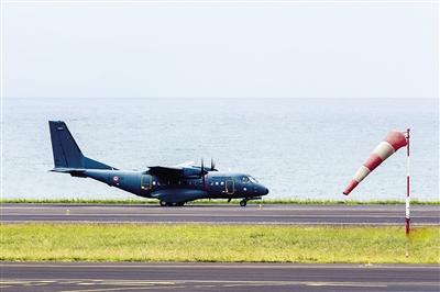 7日，法屬留尼汪島,，法國軍事運輸機沿海岸搜尋MH370殘骸,。