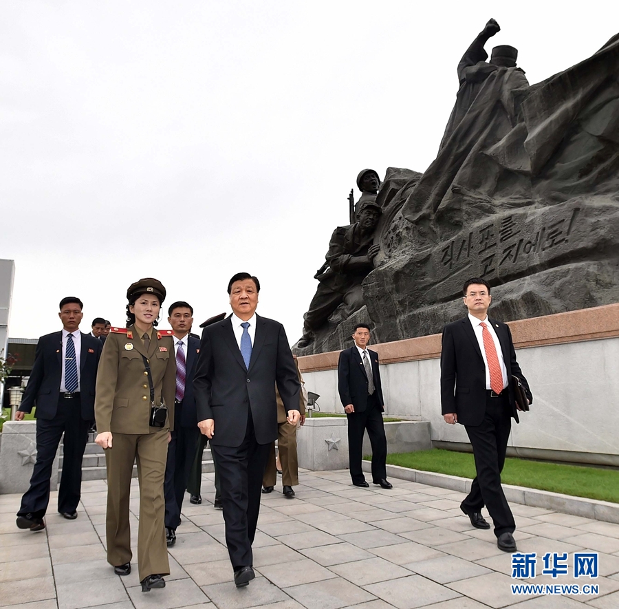 10月10日,，正在朝鮮訪問的中共中央政治局常委,、中央書記處書記劉云山在平壤參觀朝鮮祖國解放戰(zhàn)爭勝利紀(jì)念館,。 新華社記者 李濤 攝