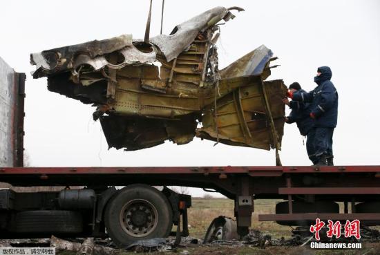 資料圖：2014年11月16日,，烏克蘭頓涅茨克地區(qū)，墜毀MH17飛機事故現(xiàn)場成功搜尋到起落架的部分殘骸,，一大塊機身殘片等,。