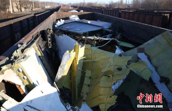 資料圖：烏克蘭頓涅茨克，MH17墜毀客機的殘骸裝上火車,。圖片來源：CFP視覺中國