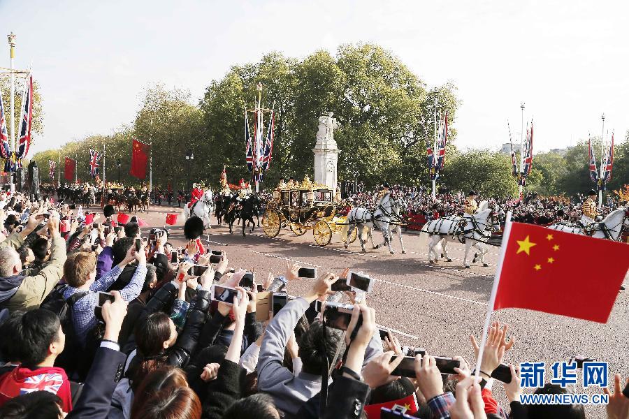 這是習(xí)近平和夫人彭麗媛在女王夫婦陪同下，乘坐皇家馬車前往白金漢宮下榻,。新華社記者 周磊 攝