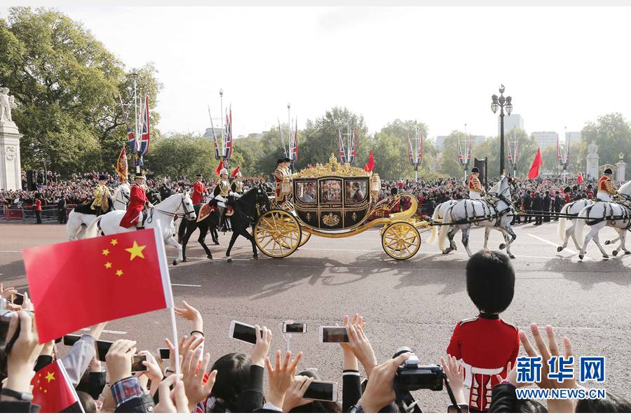 這是習(xí)近平和夫人彭麗媛在女王夫婦陪同下，乘坐皇家馬車前往白金漢宮下榻,。新華社記者 周磊 攝