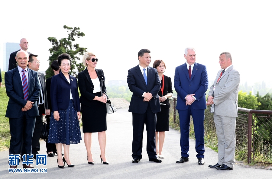 6月17日，中國(guó)國(guó)家主席習(xí)近平和夫人彭麗媛在塞爾維亞總統(tǒng)尼科利奇夫婦陪同下參觀具有悠久歷史的貝爾格萊德卡萊梅格丹公園,。 新華社記者 馬占成 攝