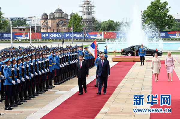 6月18日,，國家主席習(xí)近平出席塞爾維亞總統(tǒng)尼科利奇在貝爾格萊德舉行的隆重歡迎儀式。 新華社記者饒愛民攝