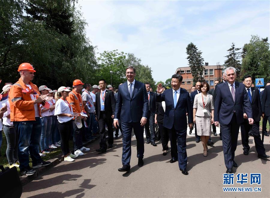 6月19日上午,，國家主席習(xí)近平在貝爾格萊德參觀河鋼集團(tuán)塞爾維亞斯梅代雷沃鋼廠。習(xí)近平抵達(dá)時,，塞爾維亞總統(tǒng)尼科利奇,、總理武契奇在停車處熱情迎接。鋼廠工人和家屬,、當(dāng)?shù)厥忻駭?shù)千人夾道歡迎,。新華社記者 饒愛民 攝