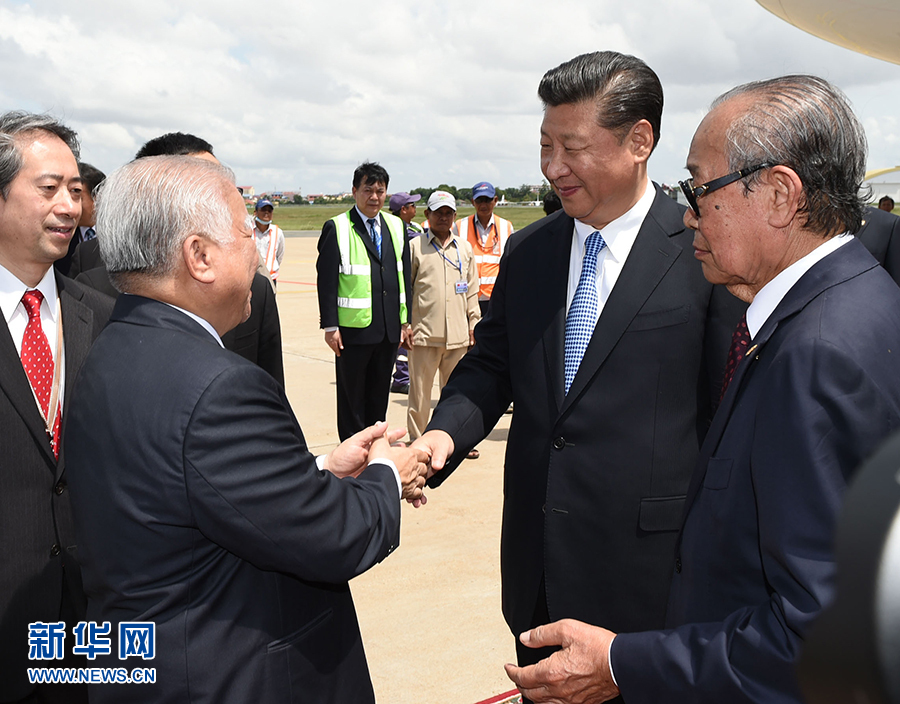 10月13日，國(guó)家主席習(xí)近平乘專機(jī)抵達(dá)金邊國(guó)際機(jī)場(chǎng),，開始對(duì)柬埔寨王國(guó)進(jìn)行國(guó)事訪問(wèn),。柬埔寨副首相兼王宮事務(wù)大臣貢桑奧親王和夏卡朋親王、阿倫公主等在舷梯旁熱情迎接習(xí)近平主席,。新華社記者　謝環(huán)馳　攝