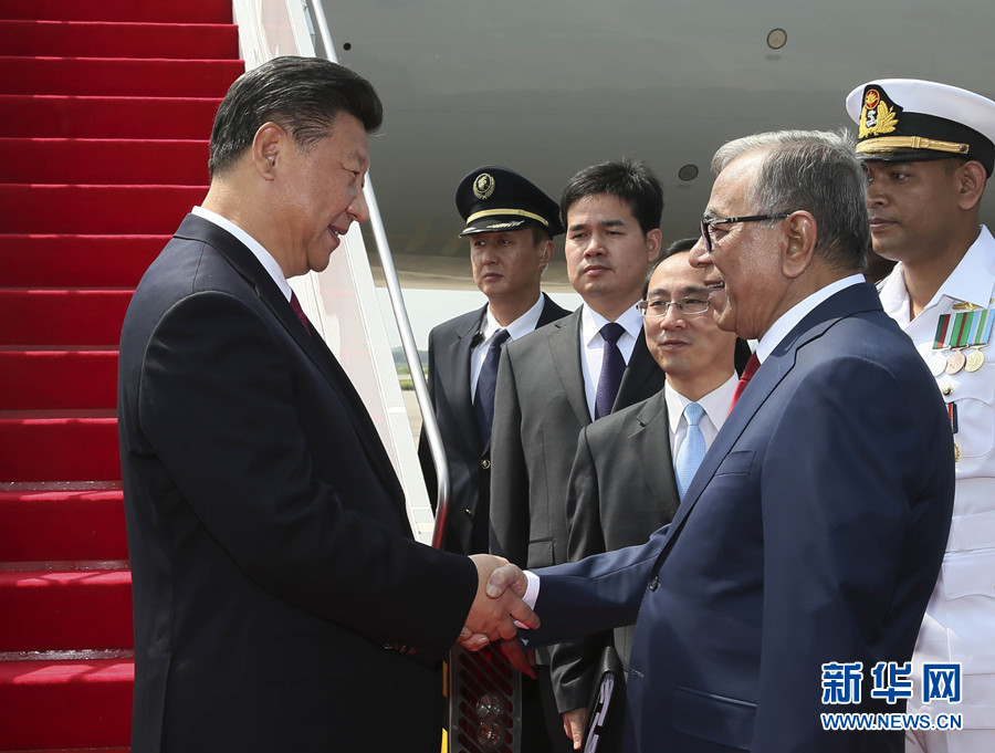 10月14日,，國家主席習(xí)近平抵達(dá)達(dá)卡，開始對孟加拉人民共和國進(jìn)行國事訪問,。這是孟加拉國總統(tǒng)哈米德在舷梯旁迎接習(xí)近平主席,。 新華社記者蘭紅光 攝