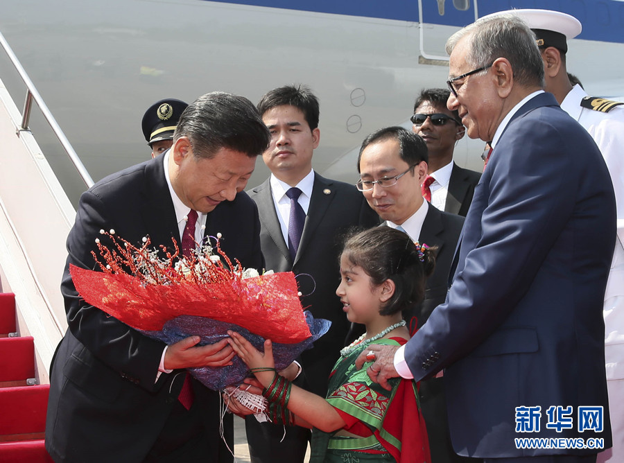 10月14日,，國家主席習(xí)近平抵達(dá)達(dá)卡,，開始對孟加拉人民共和國進(jìn)行國事訪問。這是習(xí)近平接受孟加拉國兒童獻(xiàn)花,。 新華社記者 蘭紅光 攝