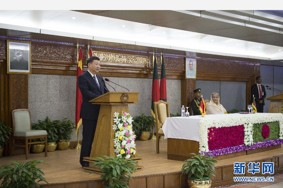 10月14日,，國(guó)家主席習(xí)近平在達(dá)卡同孟加拉國(guó)總理哈西娜舉行會(huì)談。這是會(huì)談后,，兩國(guó)領(lǐng)導(dǎo)人共同會(huì)見記者,。 新華社記者謝環(huán)馳攝 