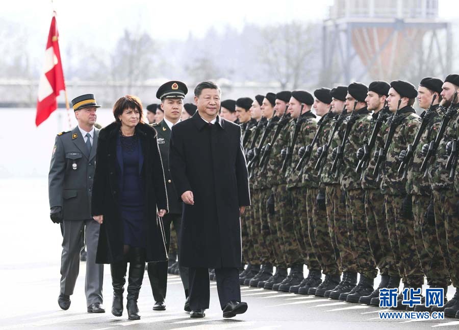 1月15日,，國家主席習近平乘專機抵達蘇黎世，開始對瑞士聯(lián)邦進行國事訪問,。 這是習近平在瑞士聯(lián)邦主席洛伊特哈德陪同下檢閱儀仗隊,。新華社記者 蘭紅光 攝