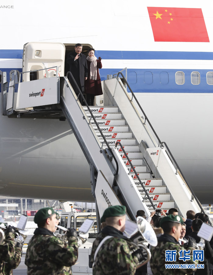 1月15日,，國家主席習近平乘專機抵達蘇黎世,，開始對瑞士聯(lián)邦進行國事訪問。 這是習近平和夫人彭麗媛步出艙門。 新華社記者 丁林 攝