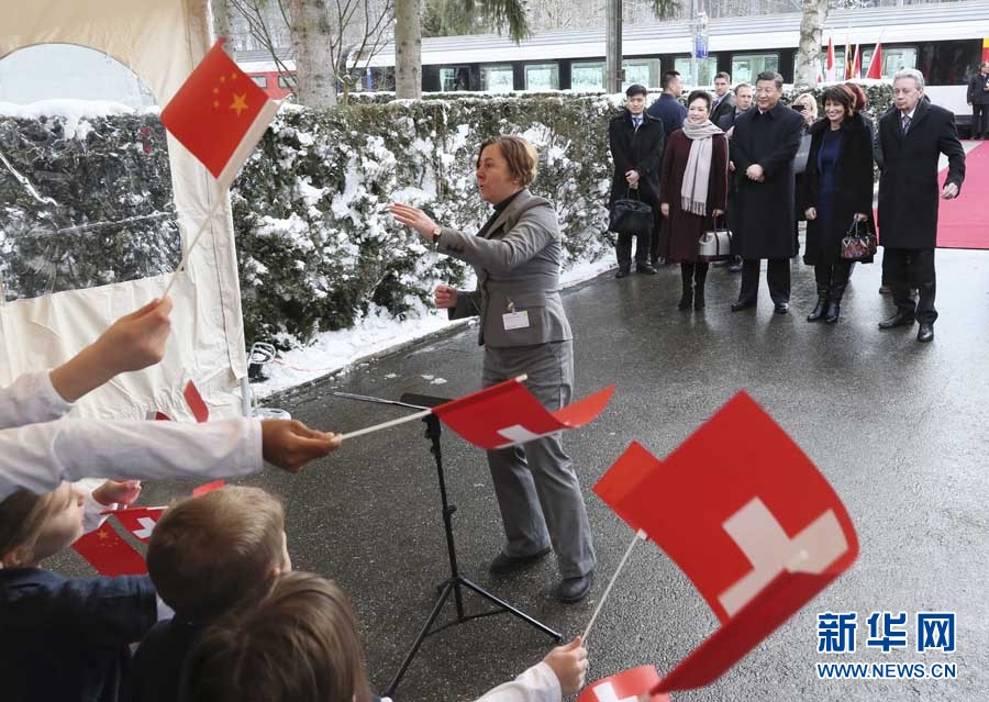 這是習(xí)近平和夫人彭麗媛在伯爾尼克爾薩茨火車(chē)站觀看瑞士童聲合唱團(tuán)表演,。 新華社記者 蘭紅光 攝