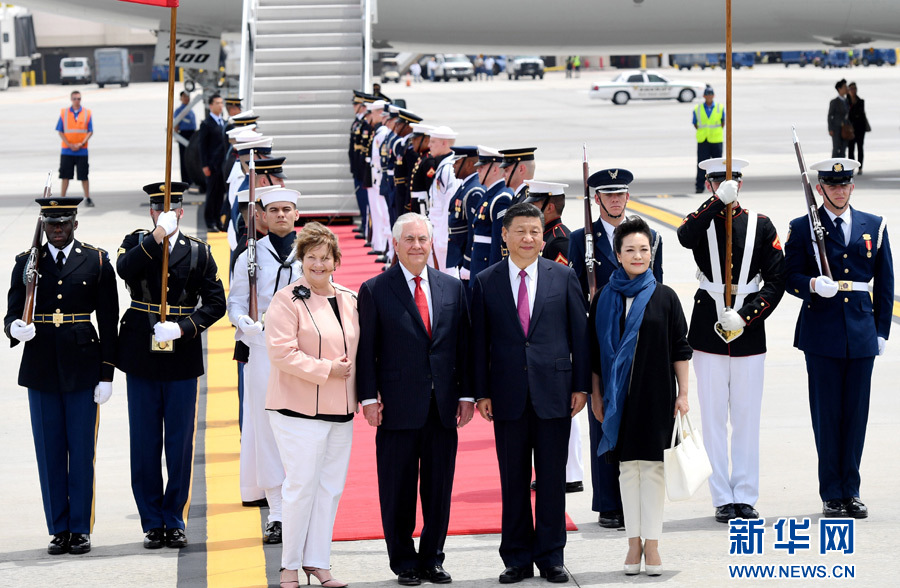 4月6日,，國家主席習(xí)近平乘專機(jī)抵達(dá)美國佛羅里達(dá)州,，將在海湖莊園同美國總統(tǒng)特朗普舉行中美元首會(huì)晤。習(xí)近平和夫人彭麗媛受到美國國務(wù)卿蒂勒森夫婦等熱情迎接,。新華社記者 吳曉凌 攝