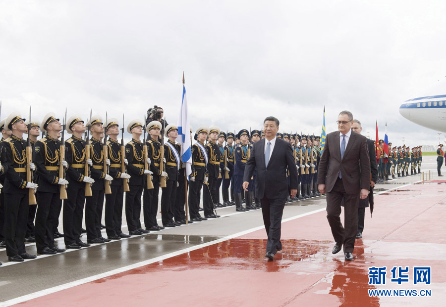 7月3日,，國家主席習(xí)近平乘專機(jī)抵達(dá)莫斯科，開始對俄羅斯聯(lián)邦進(jìn)行國事訪問,。這是習(xí)近平出席機(jī)場歡迎儀式,。 新華社記者 李學(xué)仁 攝