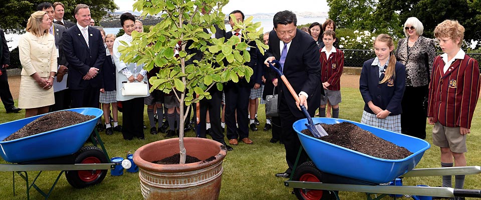 習(xí)近平在澳大利亞塔斯馬尼亞州與小學(xué)生共同植樹(shù)