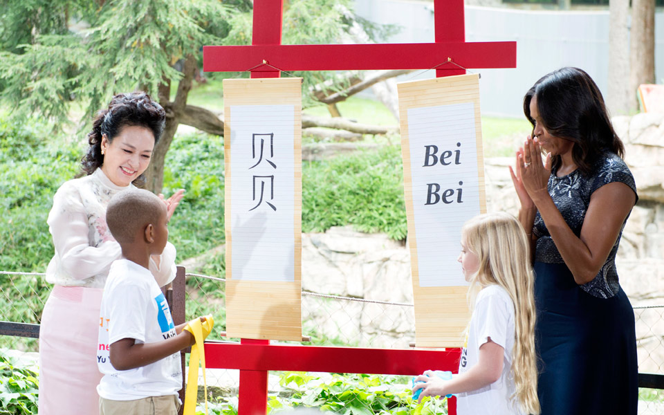 彭麗媛同美國(guó)總統(tǒng)奧巴馬夫人米歇爾共同參觀(guān)美國(guó)國(guó)家動(dòng)物園大熊貓館