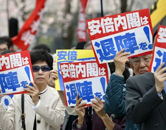 麻煩重重 安倍難逃“森友劫”,？